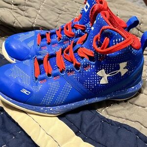 Boys Size 1Y-Under Armour Hightop Tennis shoes. Great condition.